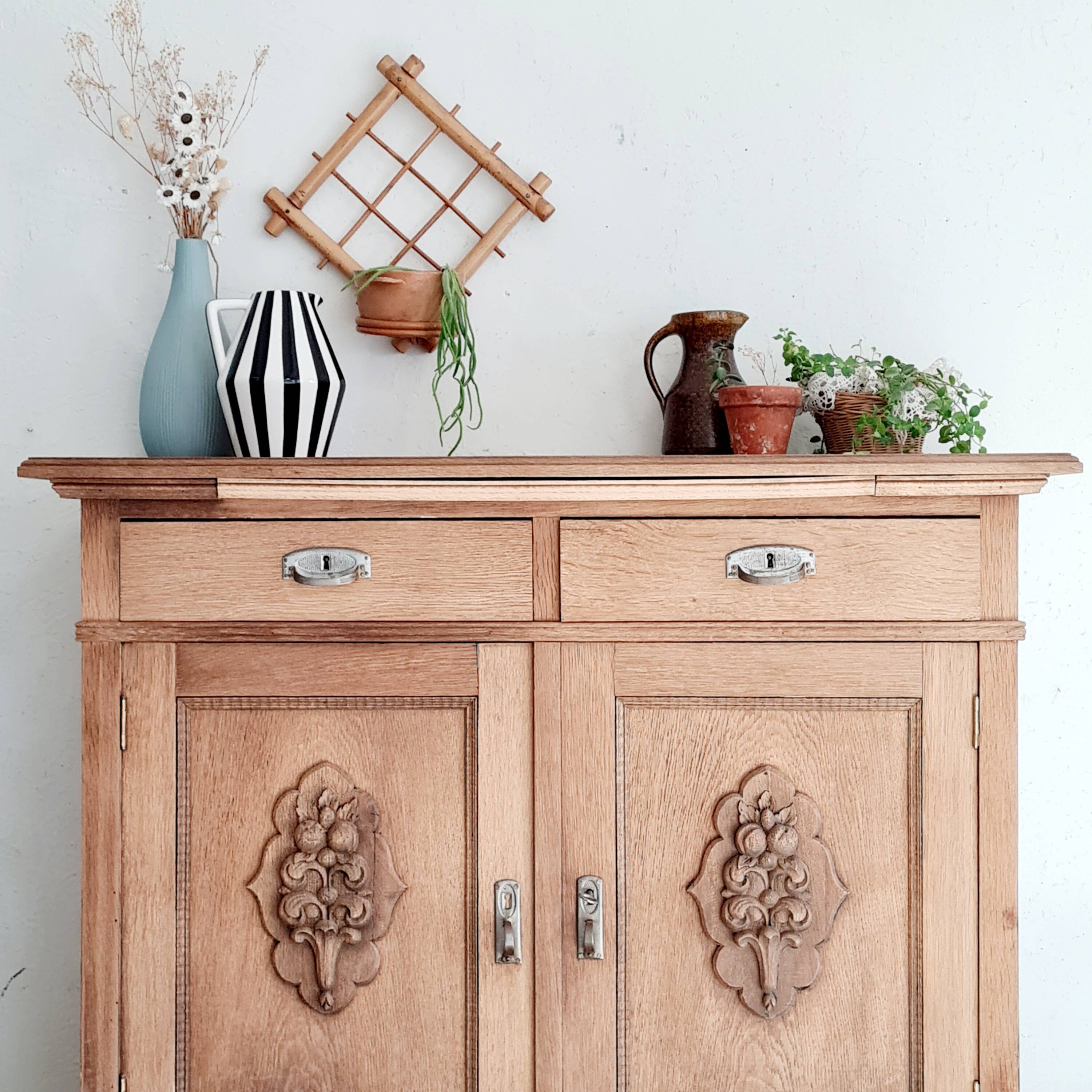 Buffet ancien en bois brut et 2 portes médaillons sculptées