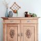 Buffet ancien en bois brut et 2 portes médaillons sculptées