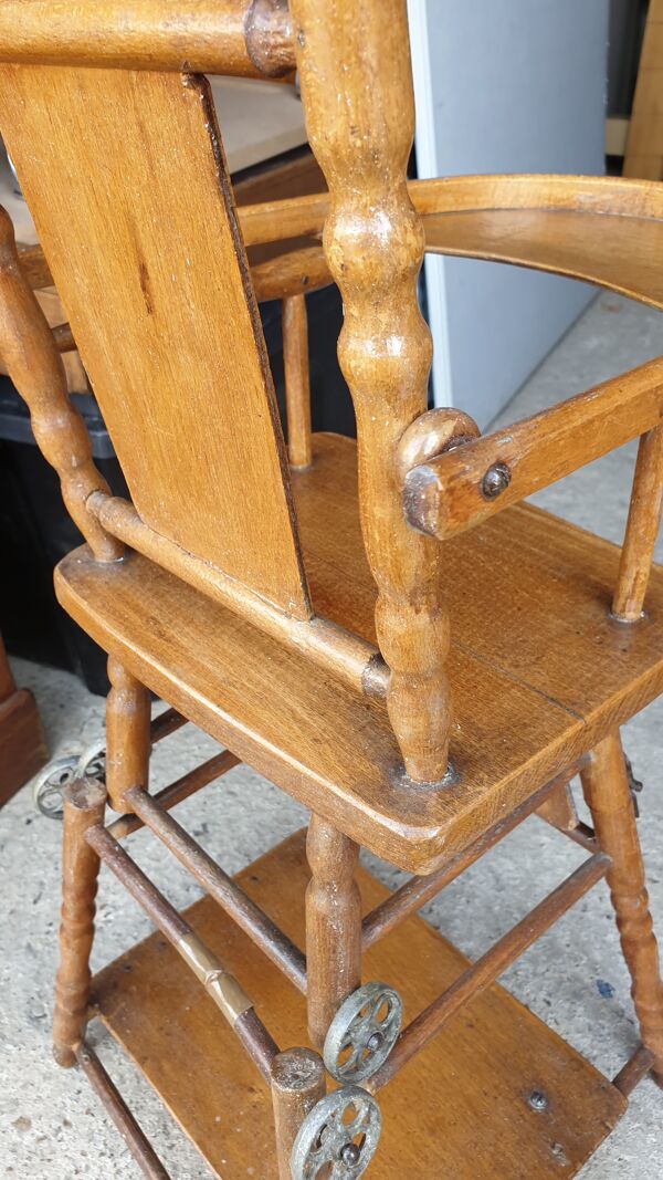 Chaise haute poupée vintage