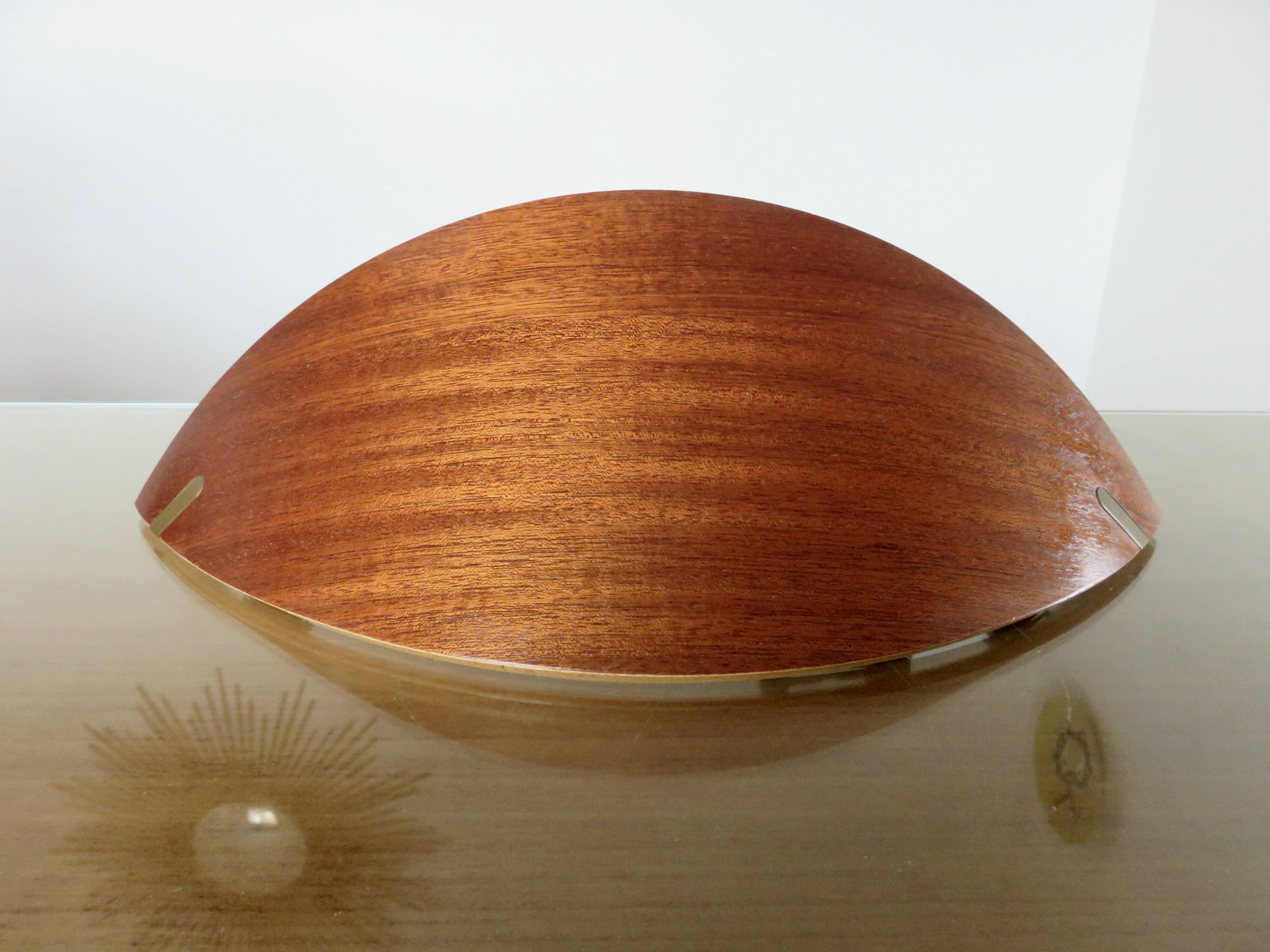 Pair of Scandinavian wall lights in bent wood with brass accents, 1980.