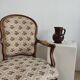 Fauteuil cabriolet de style Louis XVI garniture tapisserie fleurie