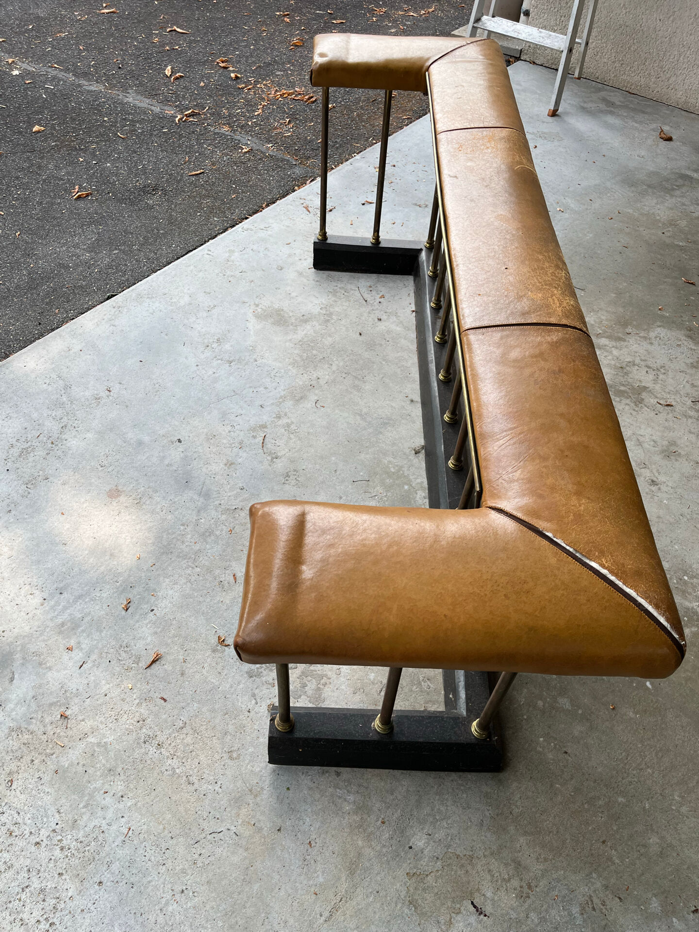 English fireplace bench – Club Fender – Tawny leather and brass –