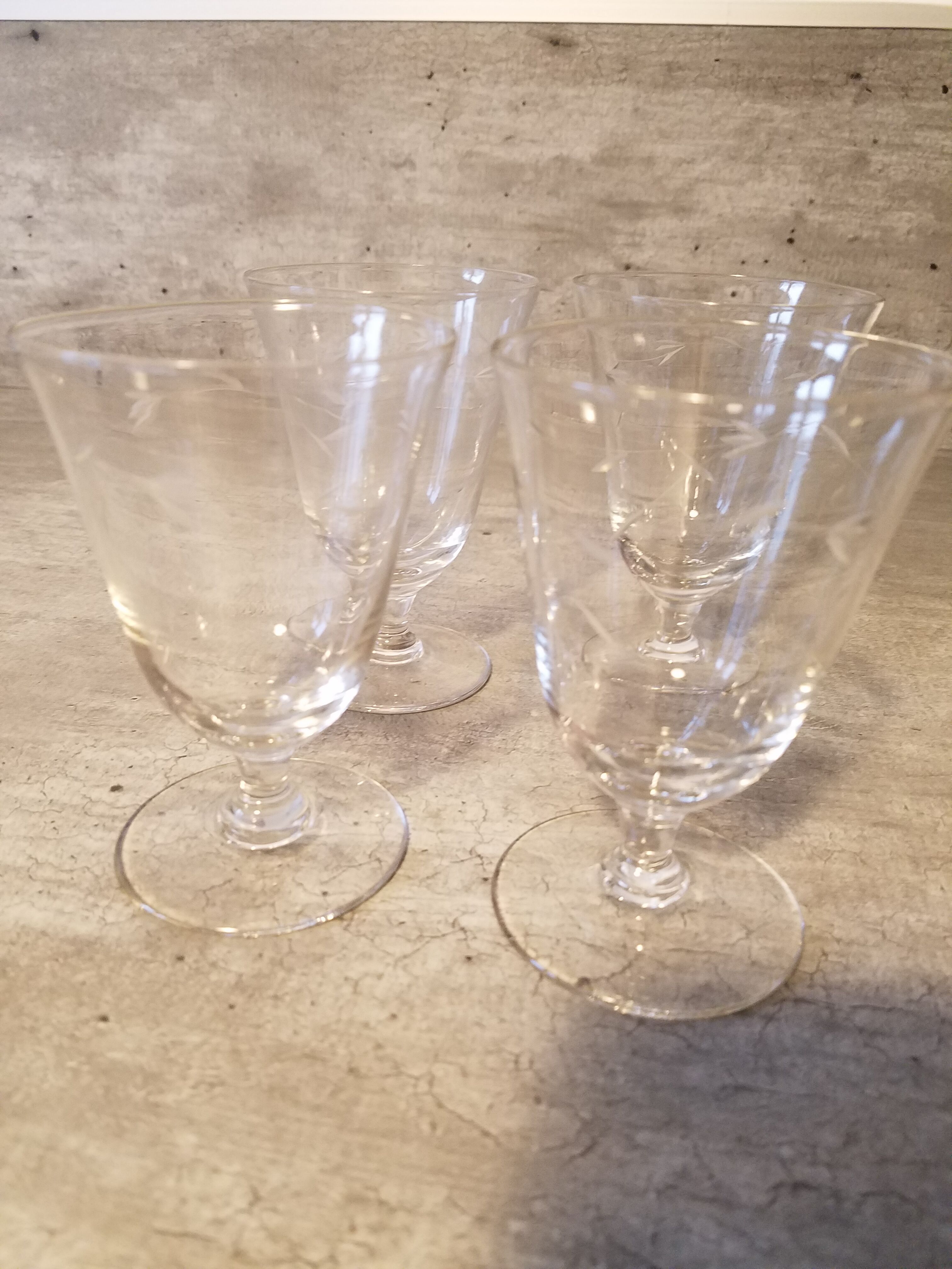 Lot de 4 verres à pied gravés