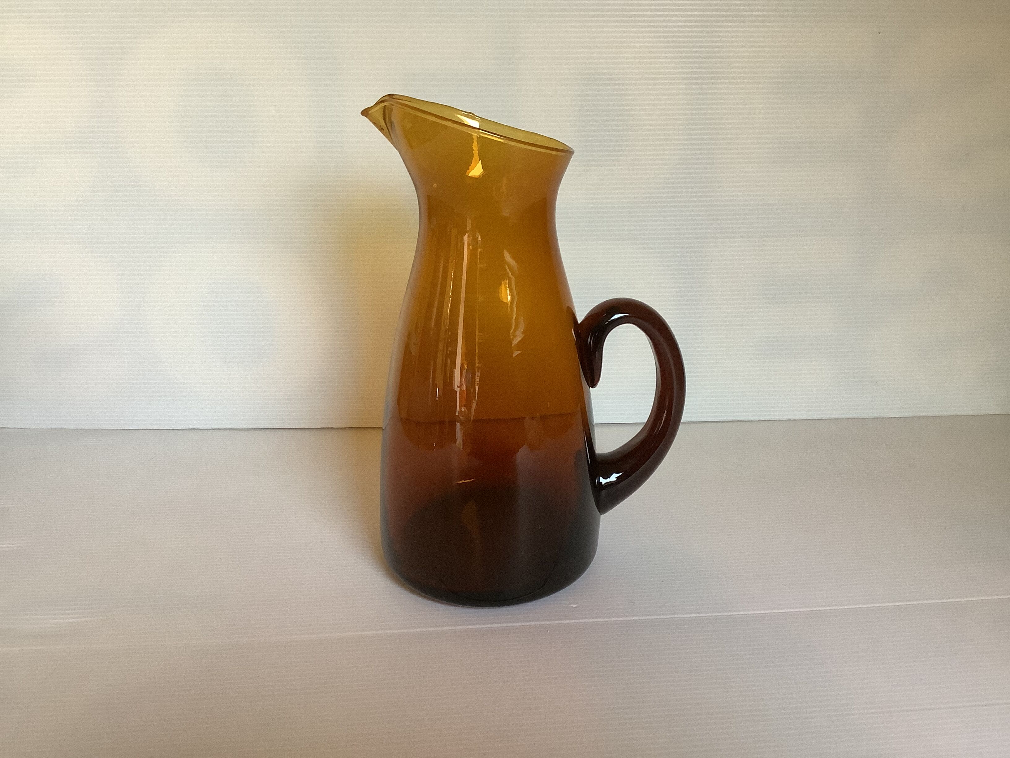 Pichet en verre jaune fumé