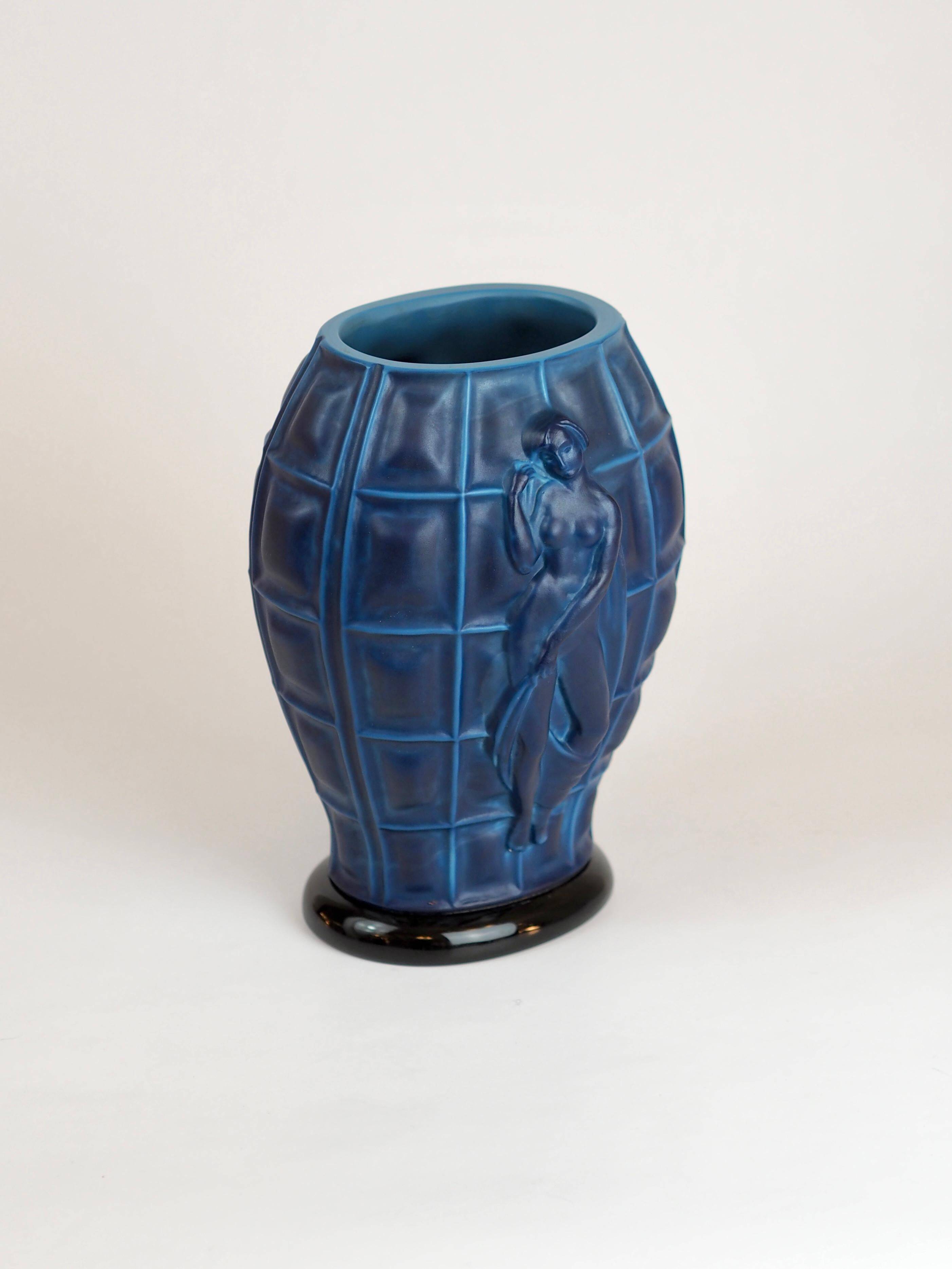 Vase Art Déco "Ingrid" en verre opaque bleu lapis par Henry Schlevogt