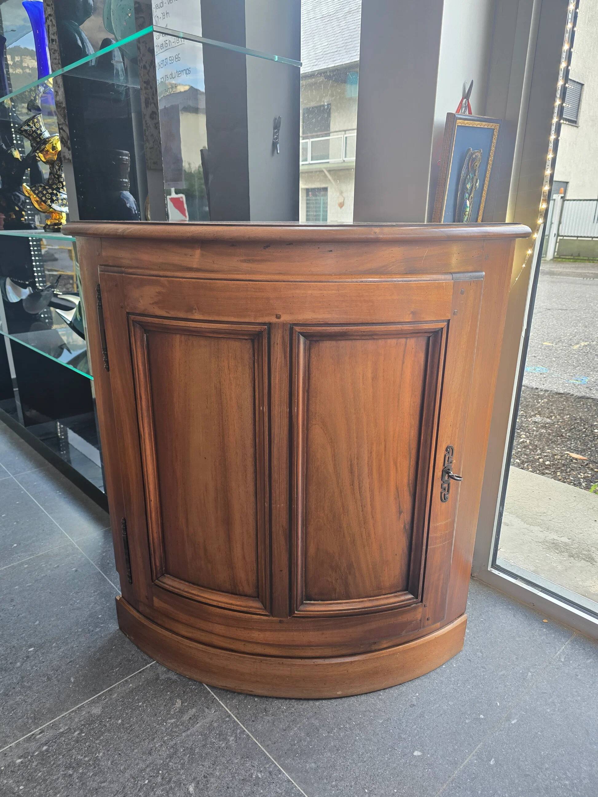 Curved wooden corner unit – Classic style
