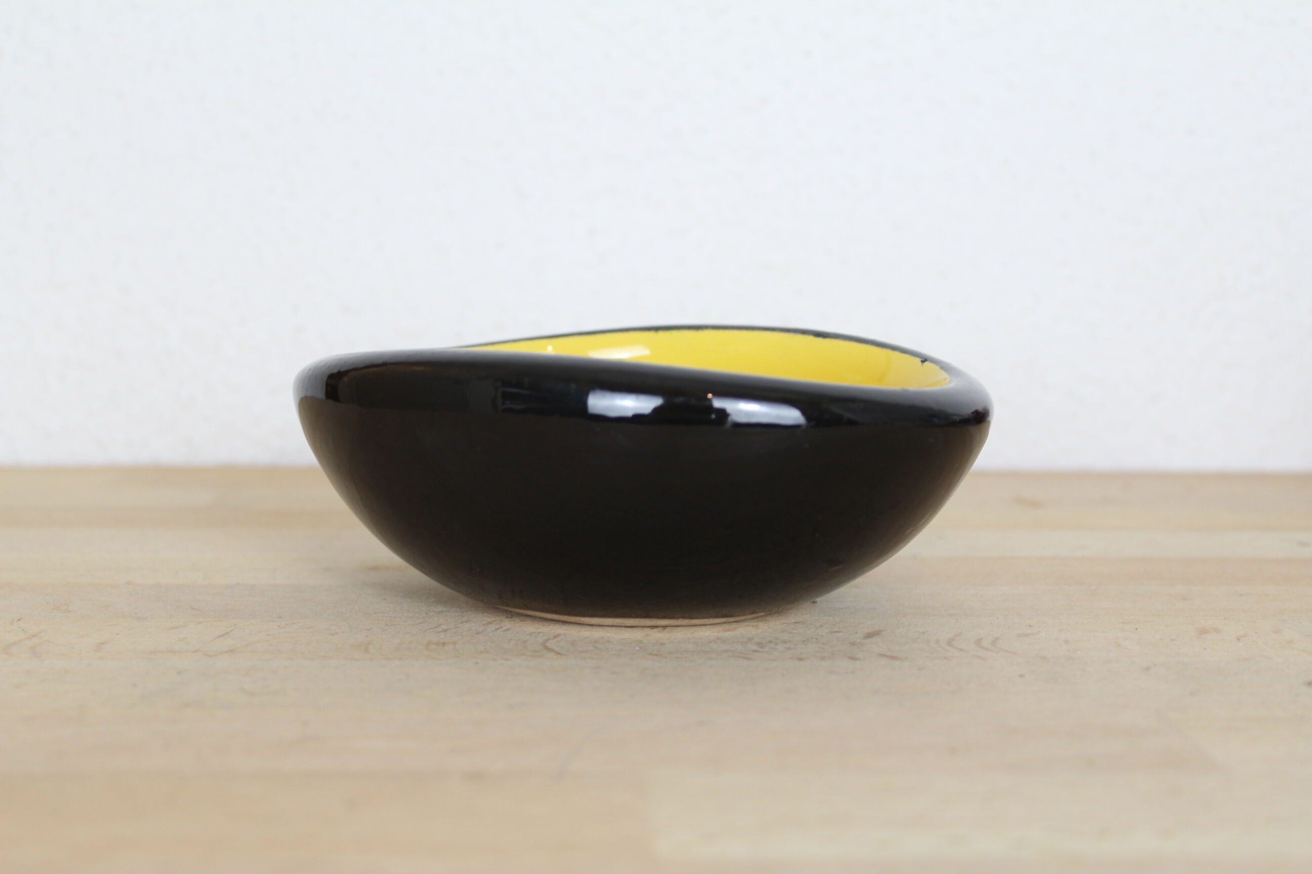 Empty pocket Keramos Sèvres yellow and black ceramic
