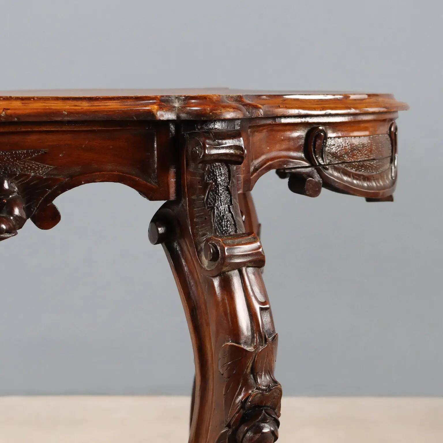 Small antique Louis-Philippe table in walnut, Italy, 19th century.