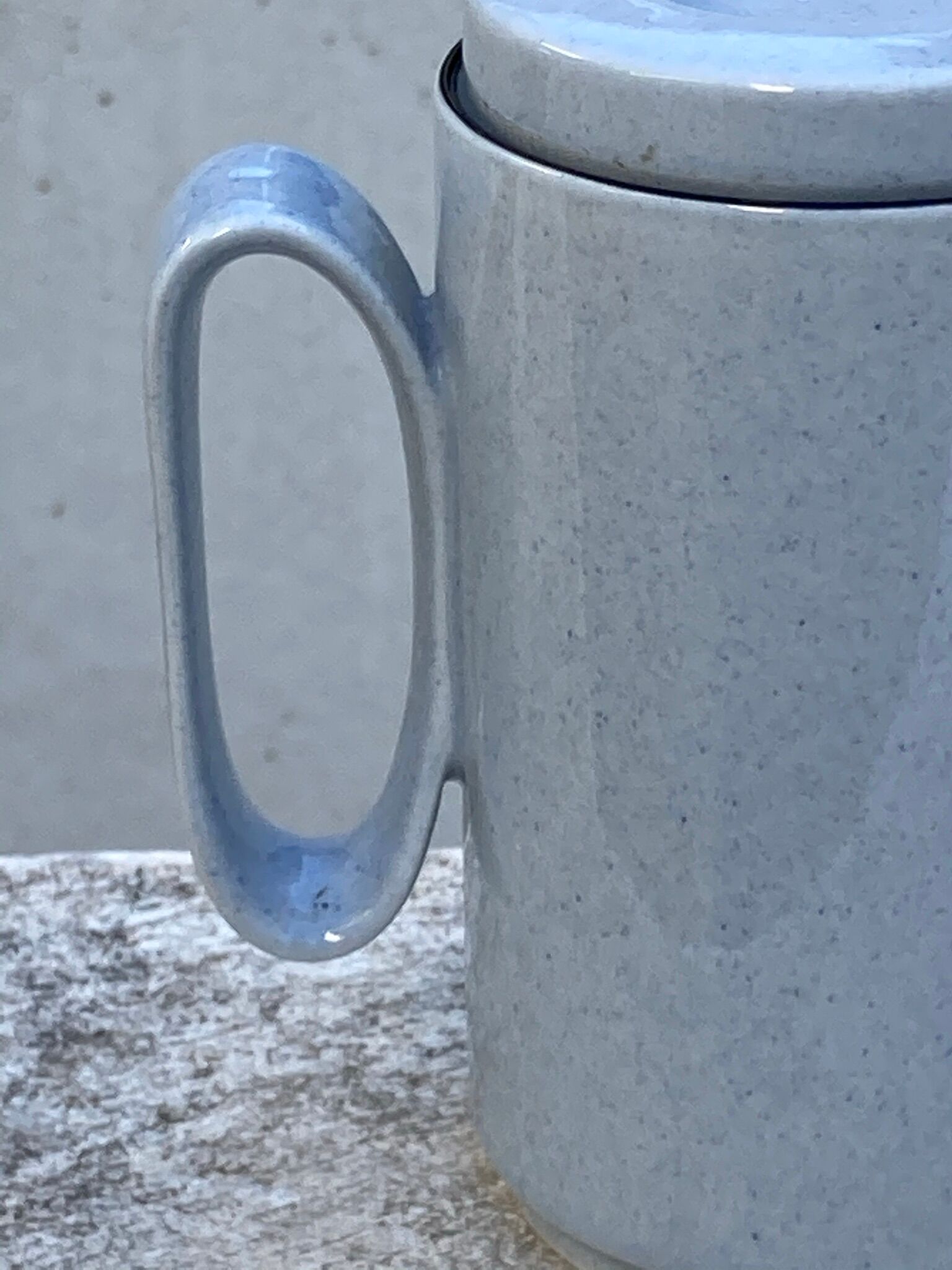 Théière ancienne en céramique moucheté