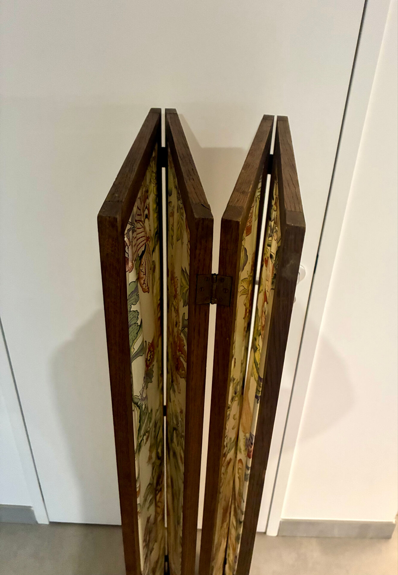 1950 oak screen with 4 panels in very good condition.