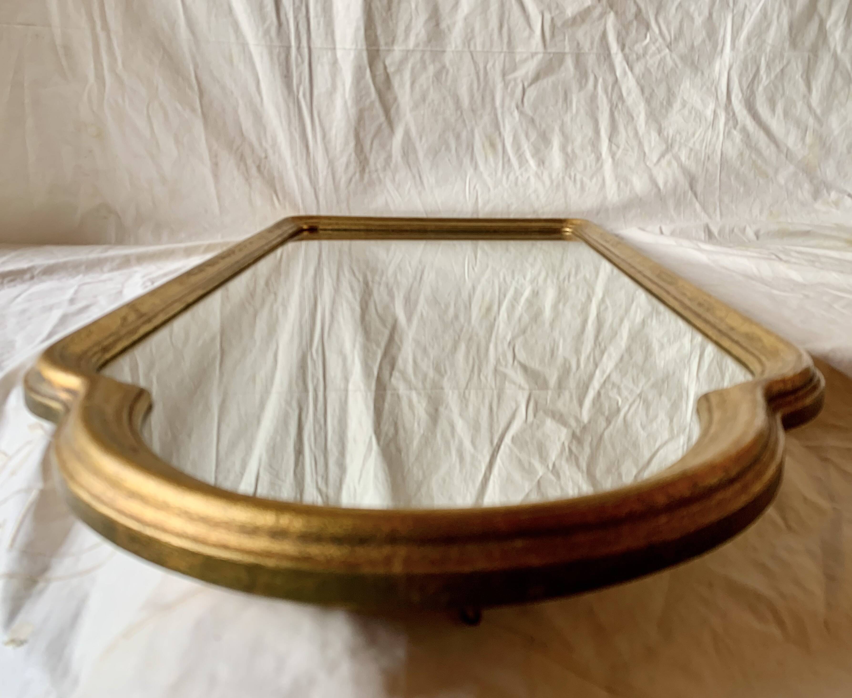 Grand miroir mural style arche en bois peint doré