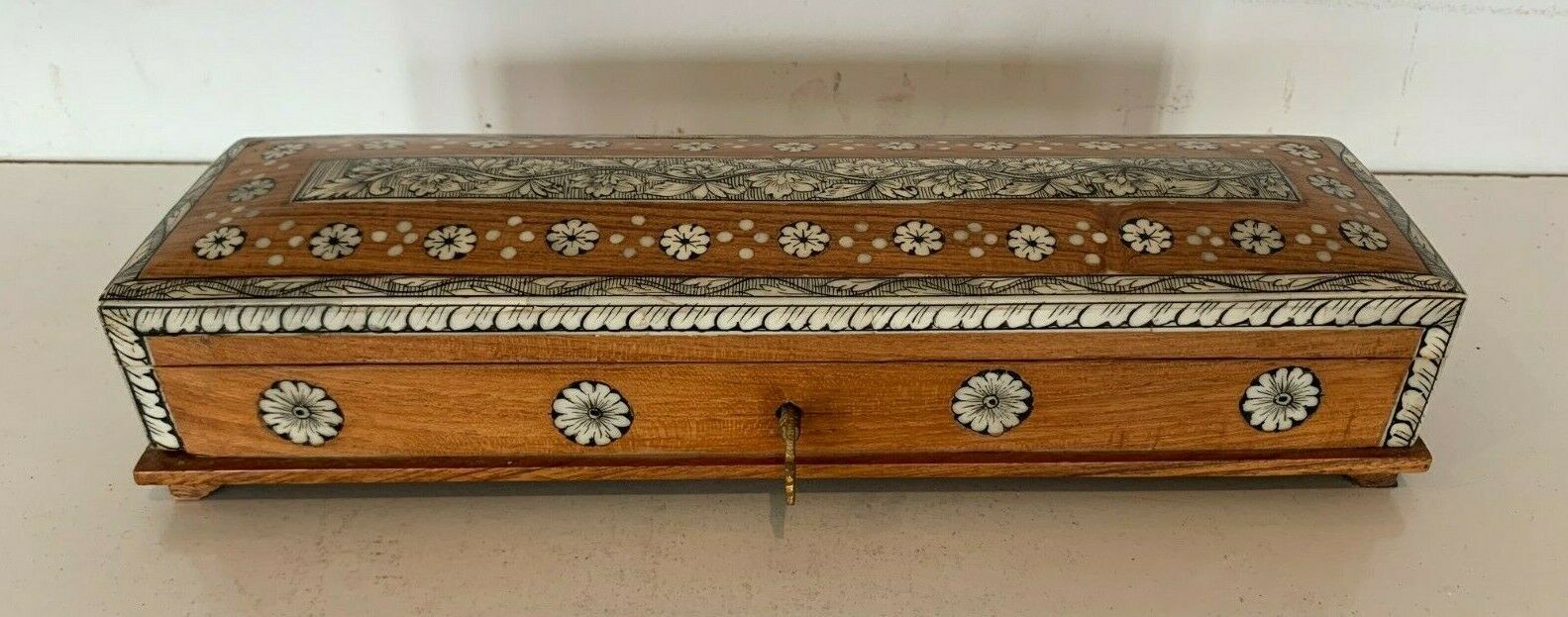 Natural wood plumier box decoration in inlay of bone marquetry