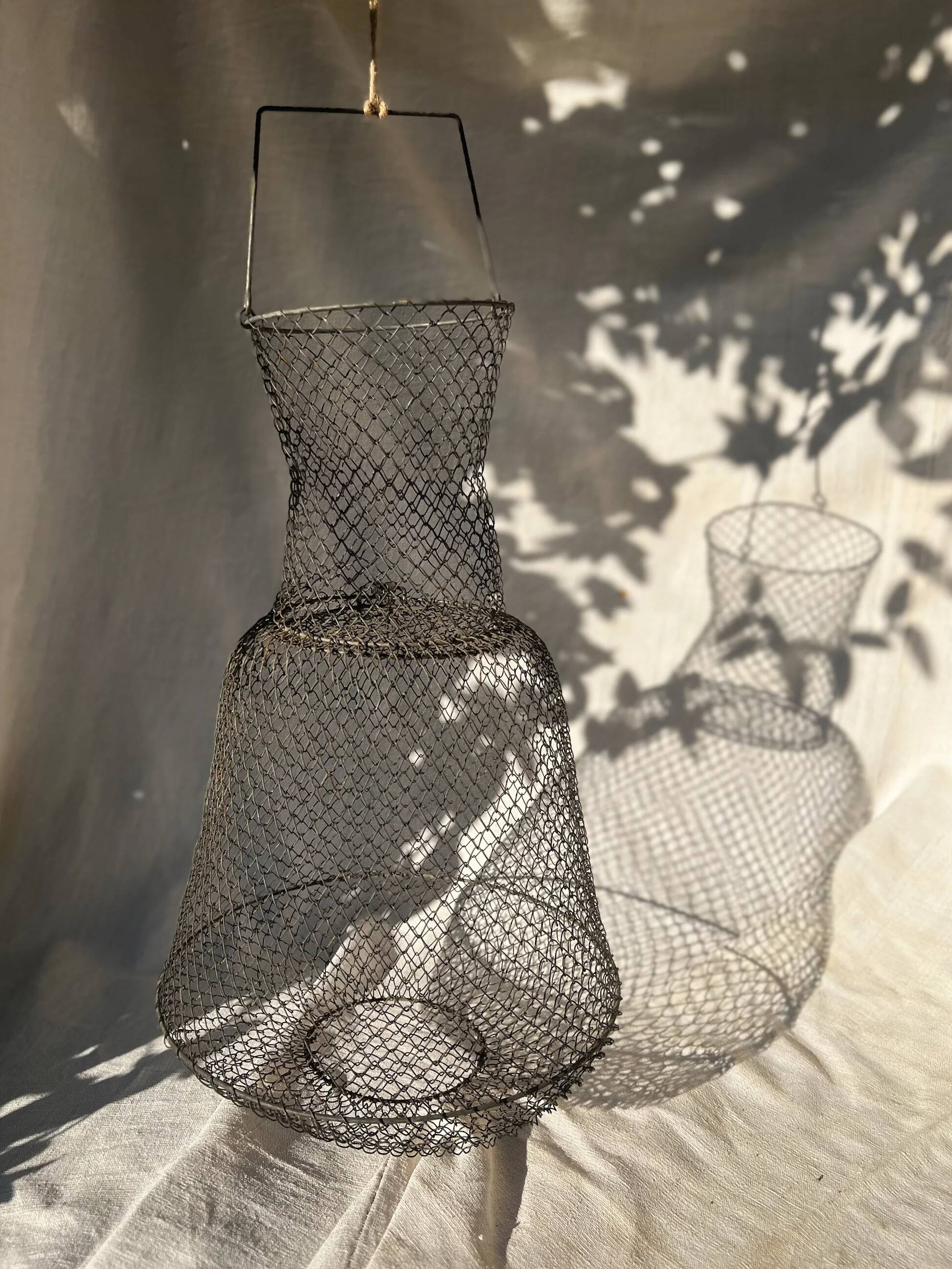 Grand panier de pêche français ancien en fil de fer