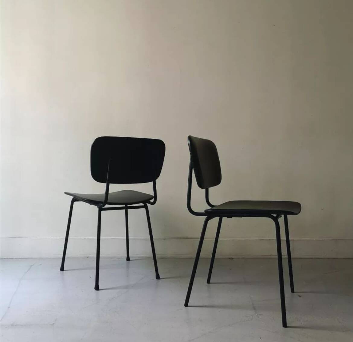 2 airborne chairs in black wired metal and black vegetable leather, design 1970