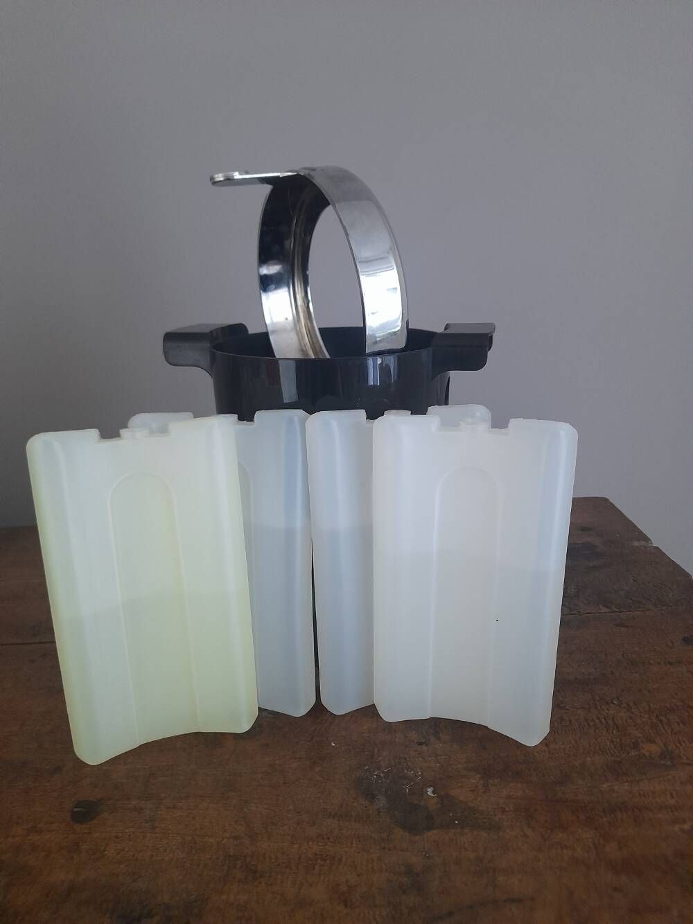 Long-lasting bottle cooler bucket