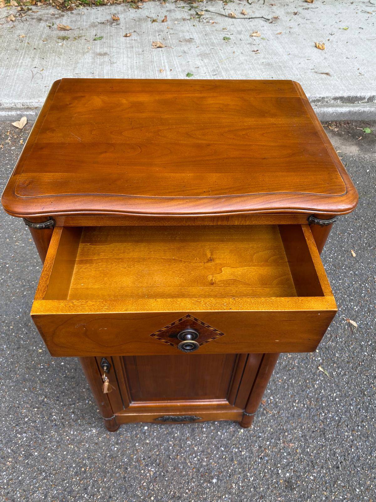 Commode, chevet en bois massif, 19ème siècle