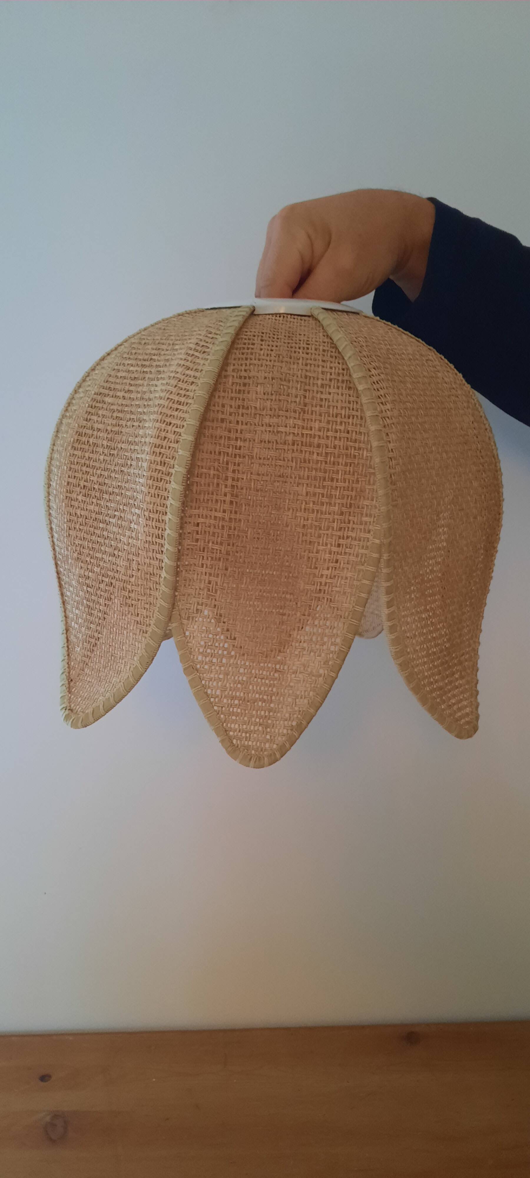 Tulip pendant light in natural fibers