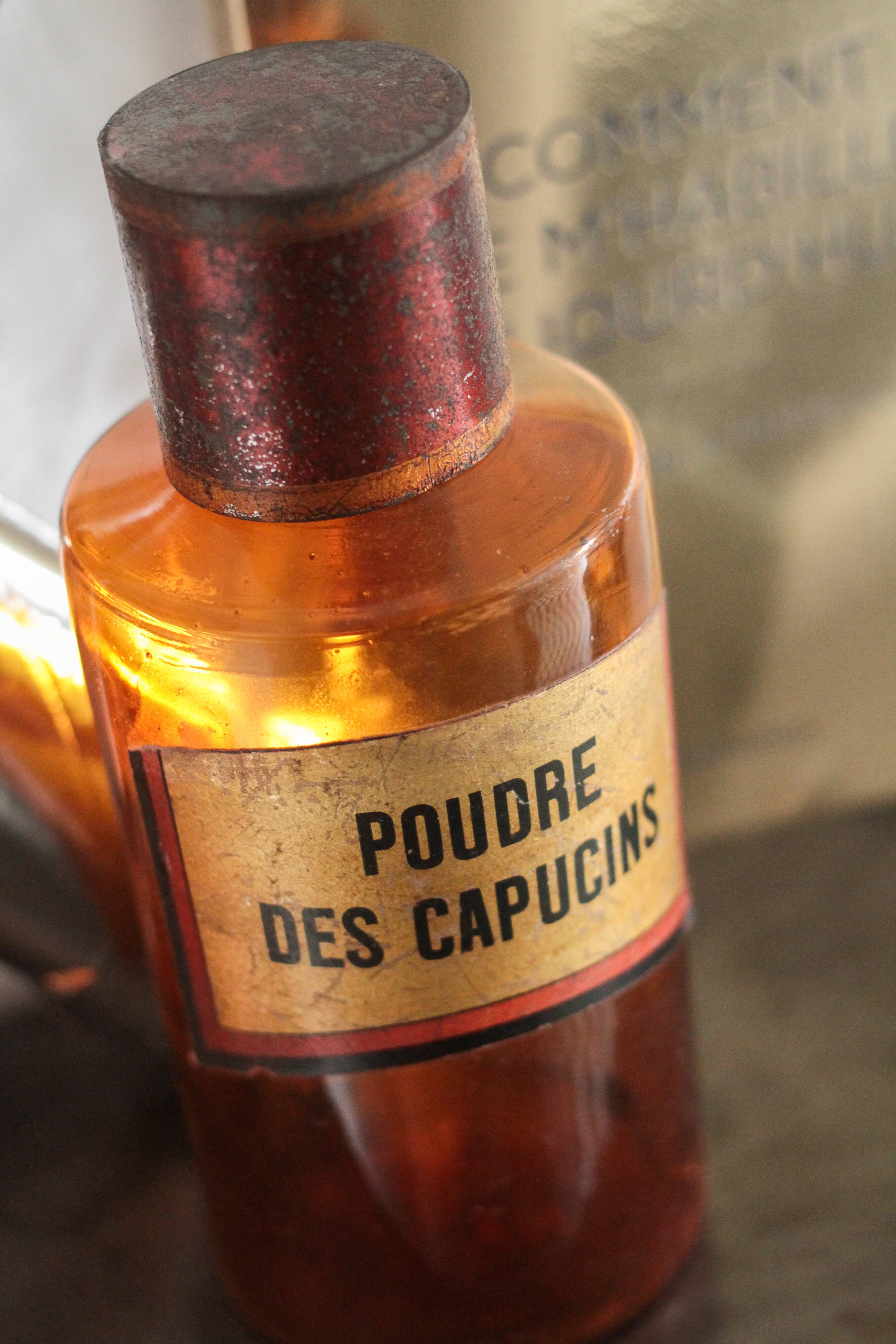 Pharmacy bottle "Poudre des capucins"