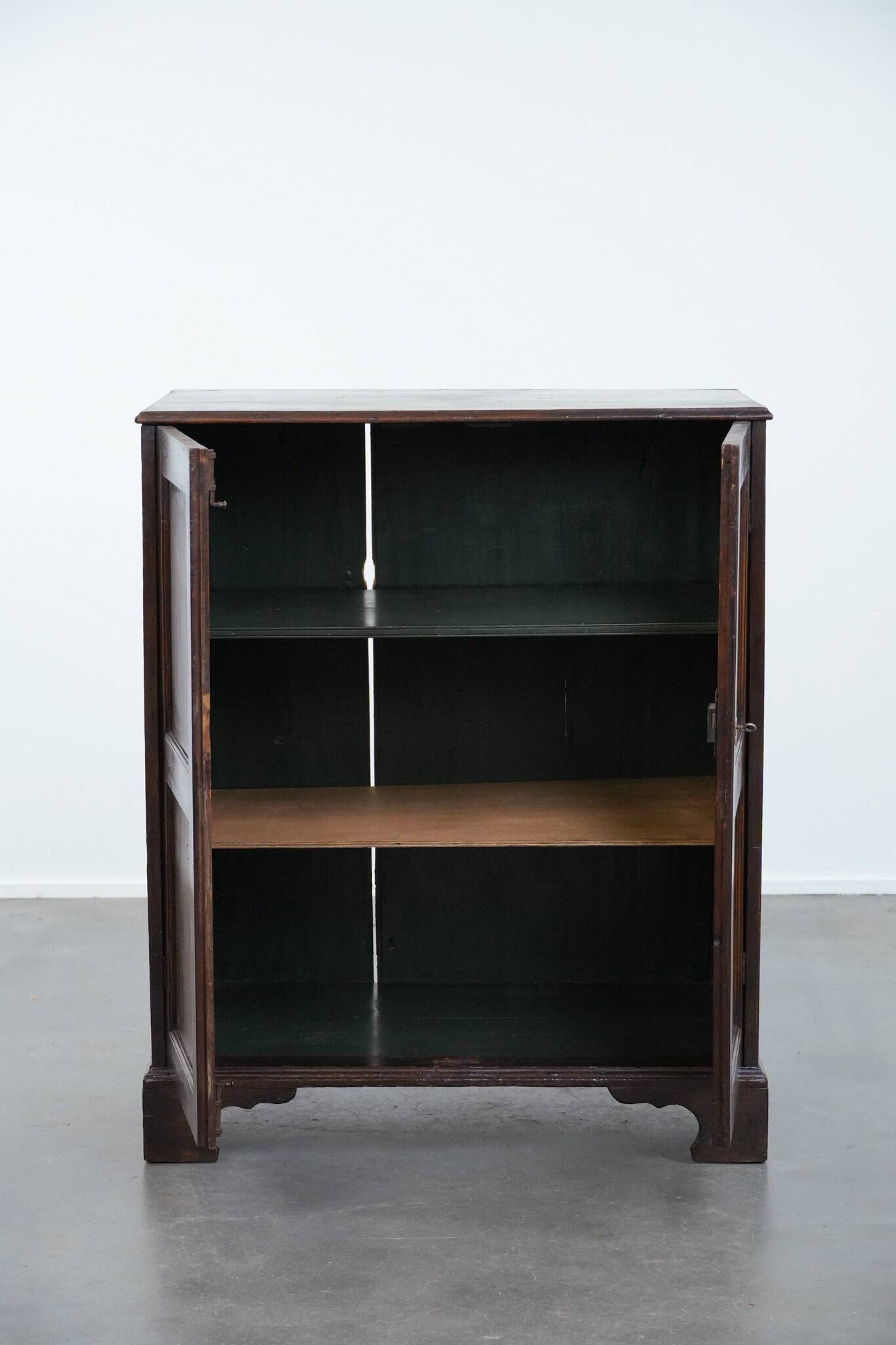 Charmant et intemporel meuble-commode ancien en chêne anglais du début du XIXe siècle, avec deux portes et une serrure fonctionnelle.