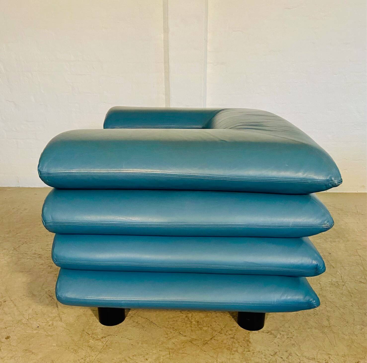 Chaise lounge suédoise vintage rétro en cuir turquoise