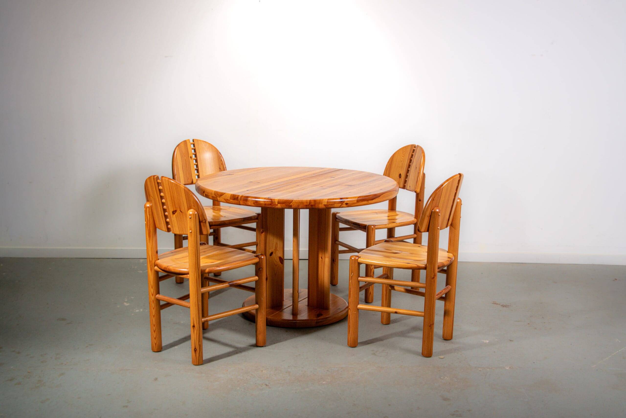 Ranier Daumiller dining room set with 4 chairs and round dining table