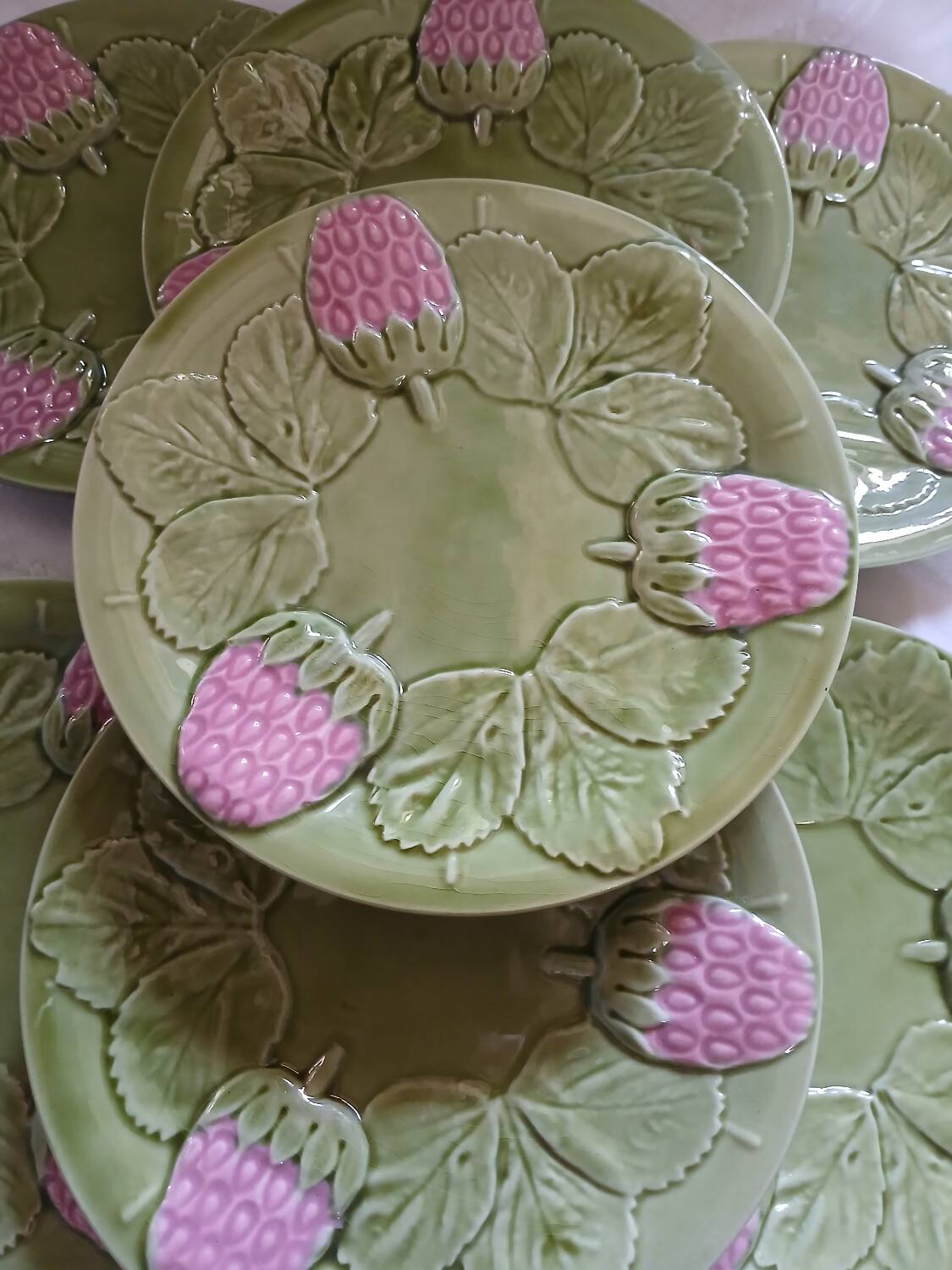 8 assiettes à dessert anciennes en barbotine