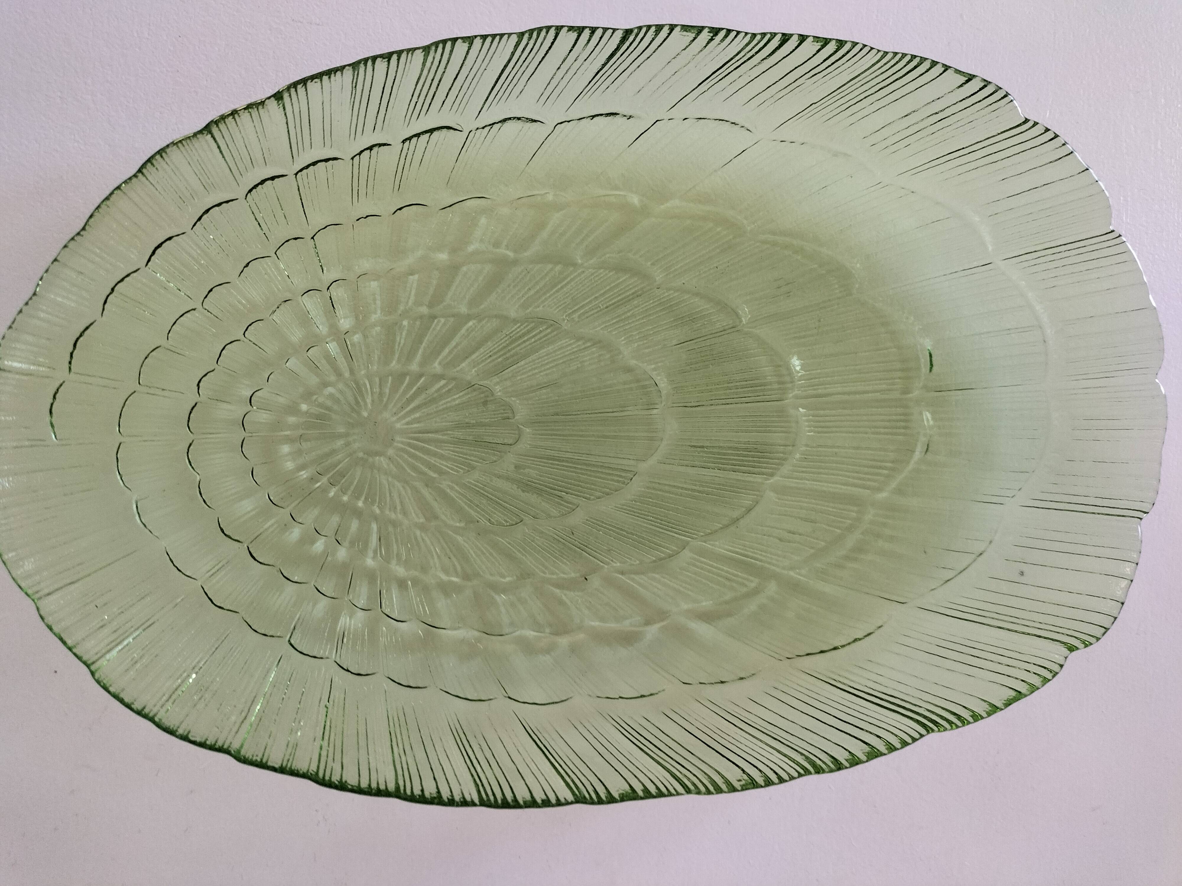 Oval glass shell-shaped dish