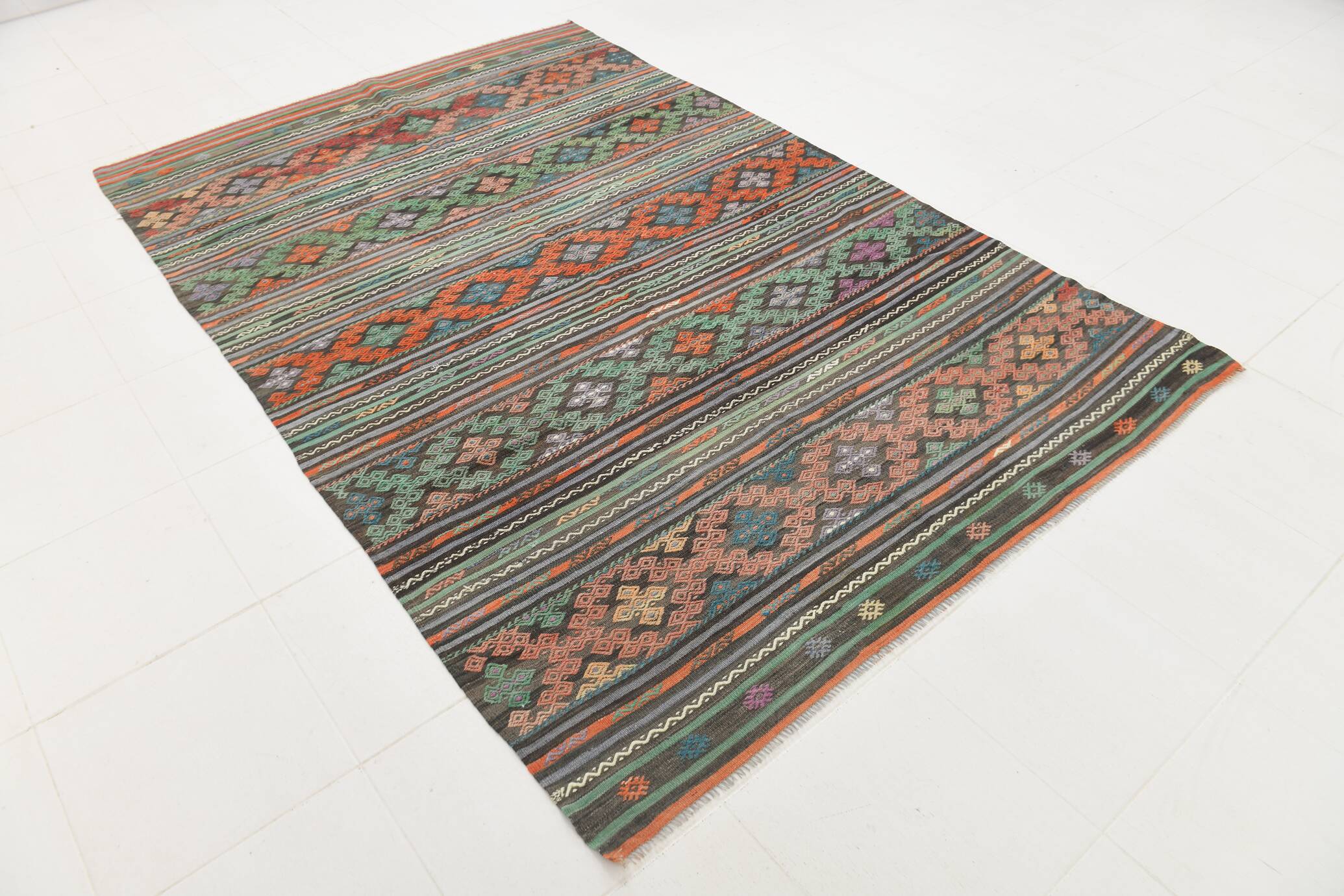 Tapis Kilim Vintage Motifs Ethniques Vert et Rouge, 180x271 Cm