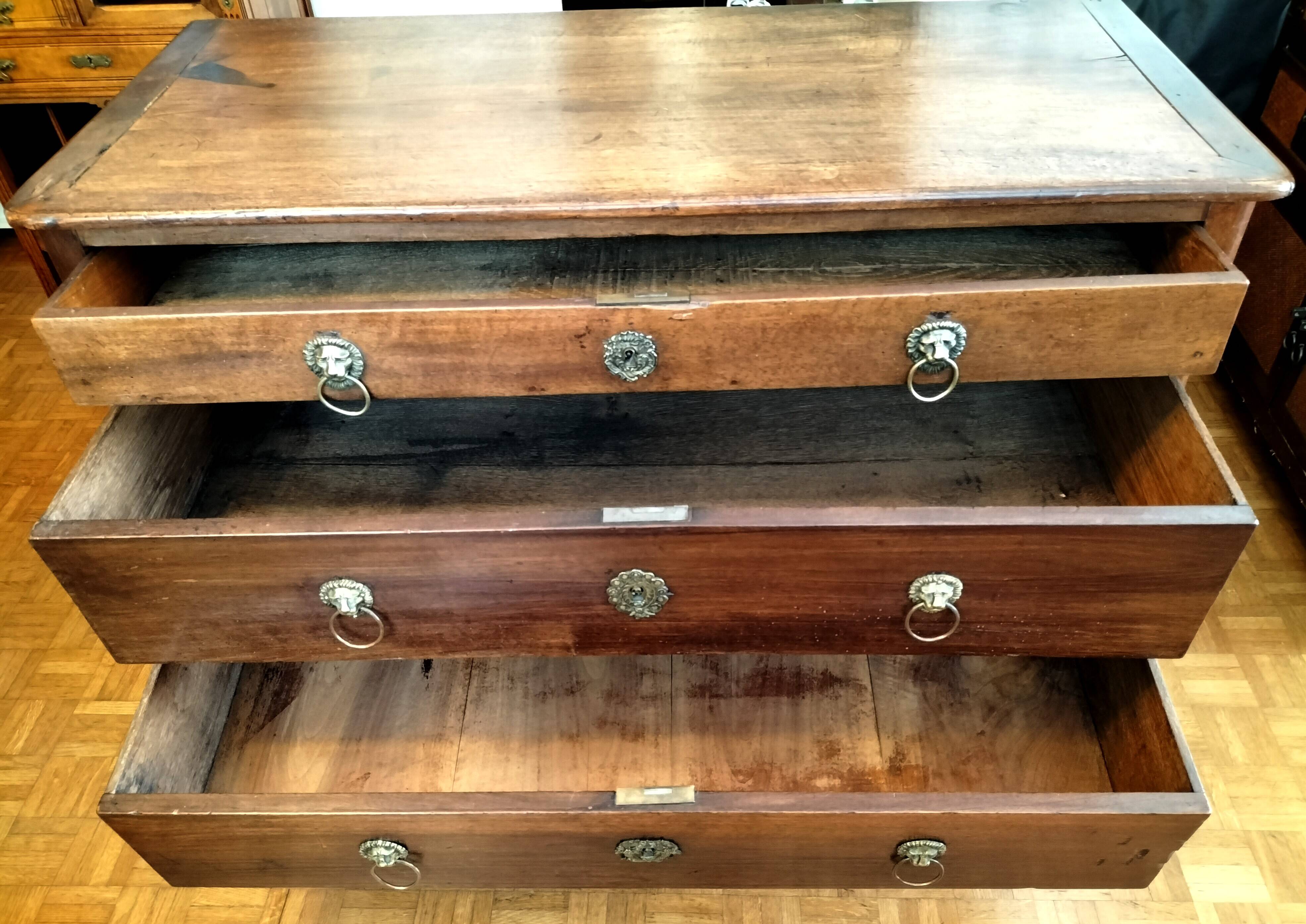 Jumping chest of drawers with 3 drawers in solid walnut, Restoration style.