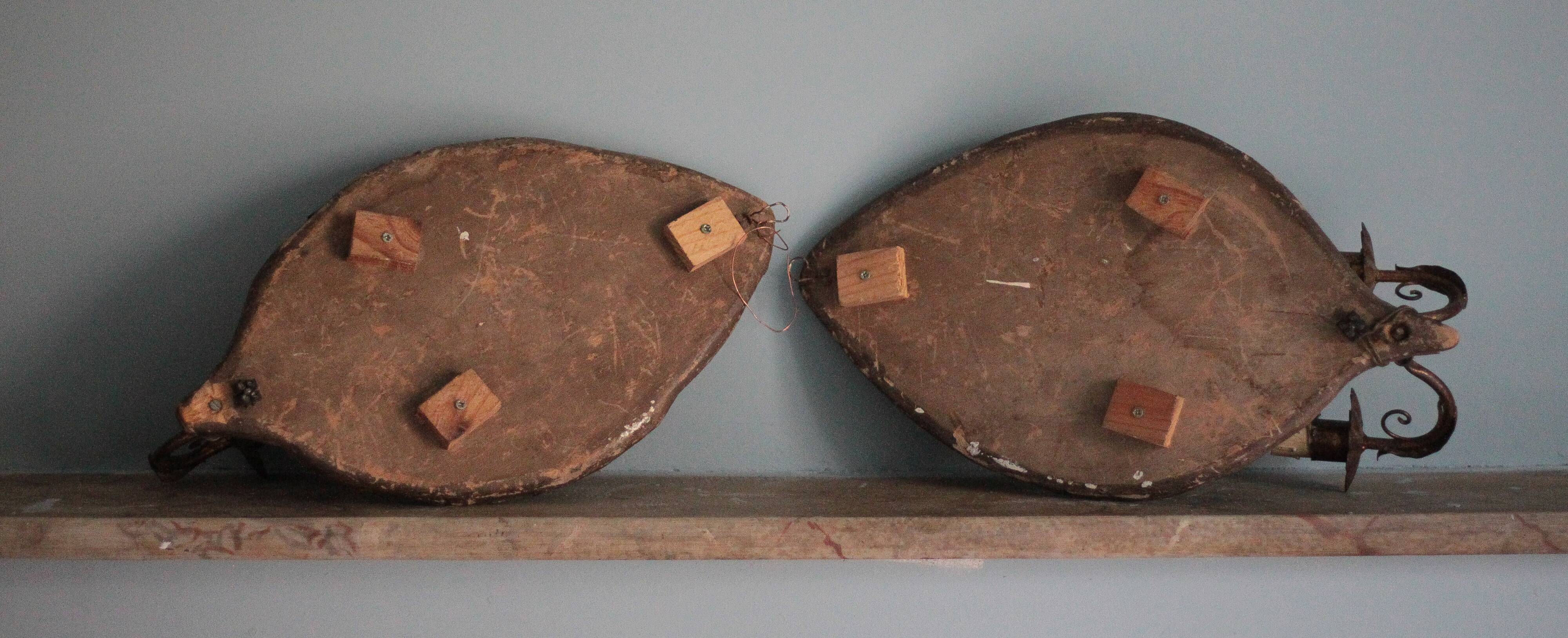 Pair of wall sconces in embossed brass with floral patterns, wall lamp, sconce.