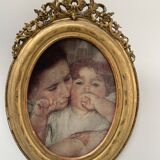 Oval frame with pediment in wood and gilded plaster, 19th century
