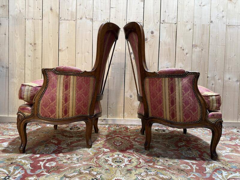 Paire de fauteuils - bergères de style Louis XV en soierie
