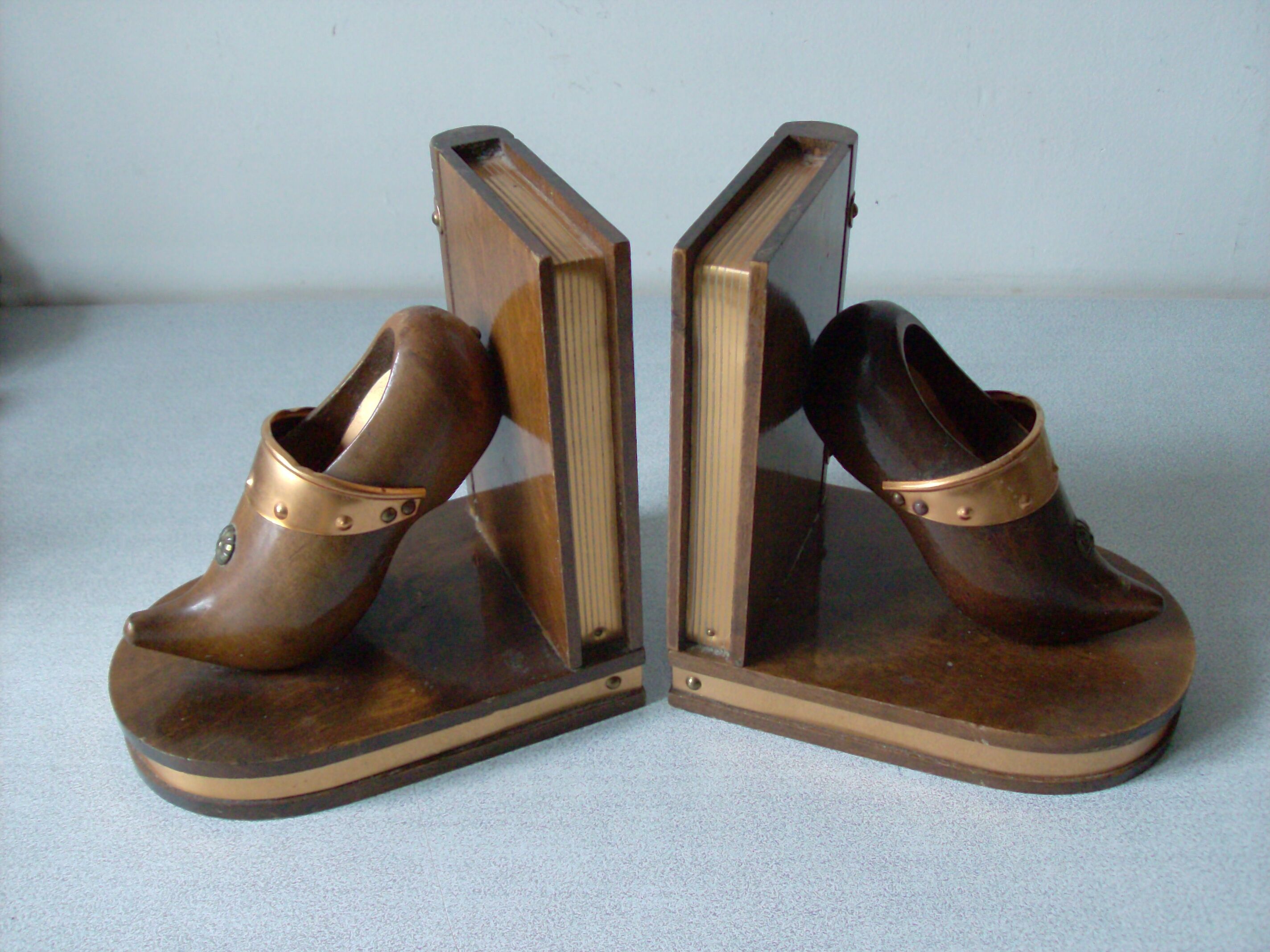 Paire de serre livres sabots en bois et laiton