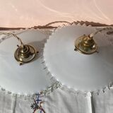 Paire de suspensions en opaline dentellées