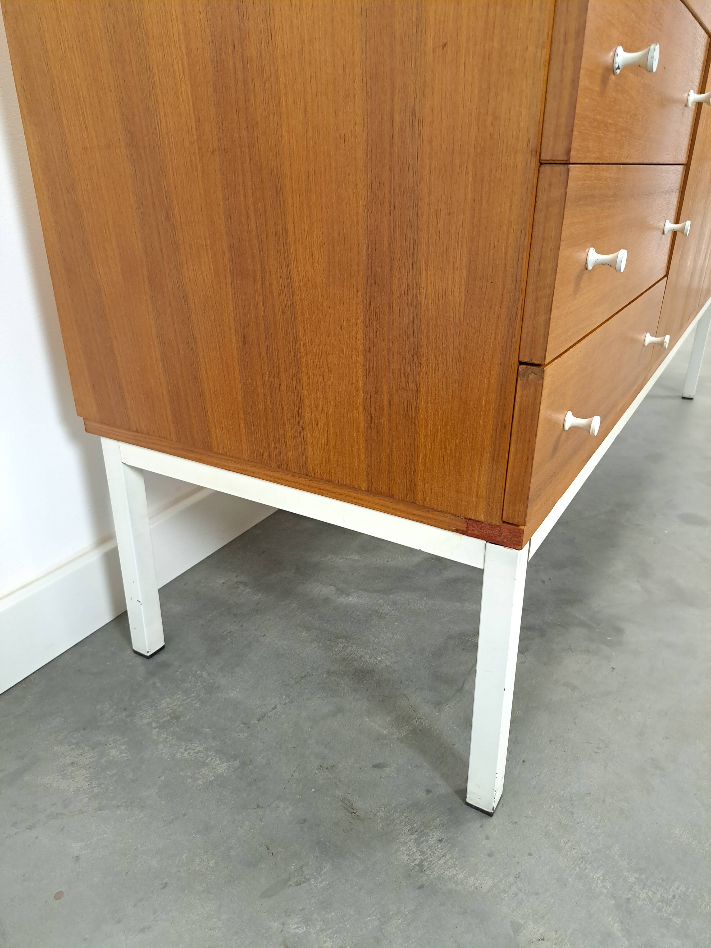 Fineer dressoir uit Zweden met wit stalen poten