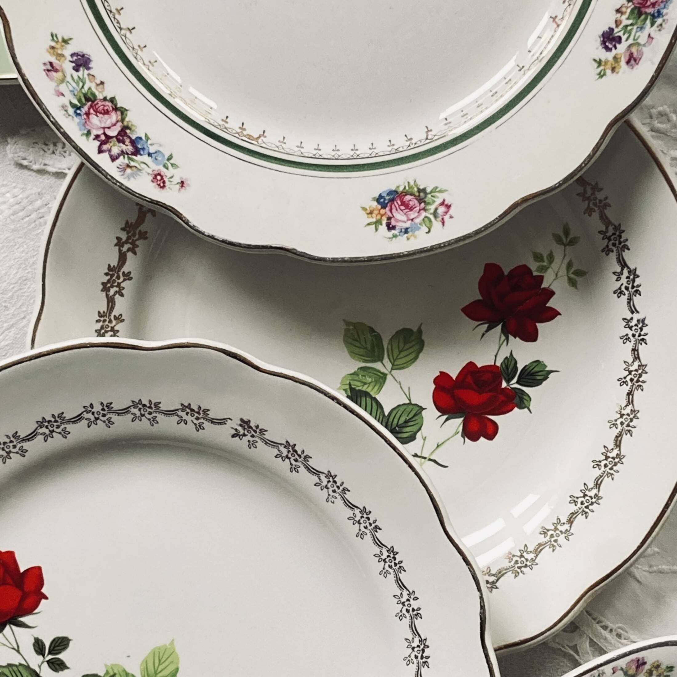Lot of 6 old mismatched flat plates manufactured by Digoin, Sarreguemines, Villeroy Boch