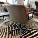 Fauteuil Executive Pollock en cuir gris par Knoll