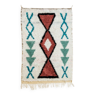 Tapis berbère marocain Boucherouite blanc à motifs colorés