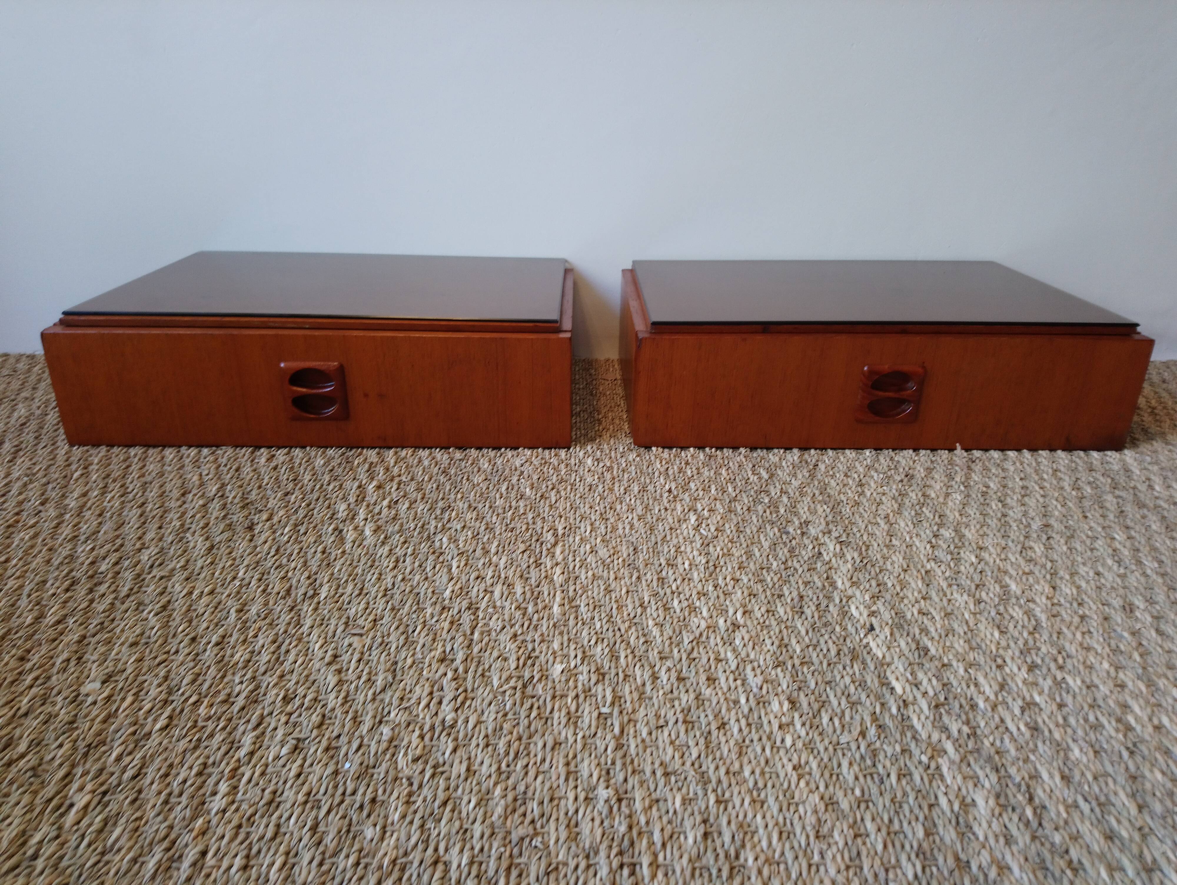 Paire de chevets suspendus scandinaves années 70