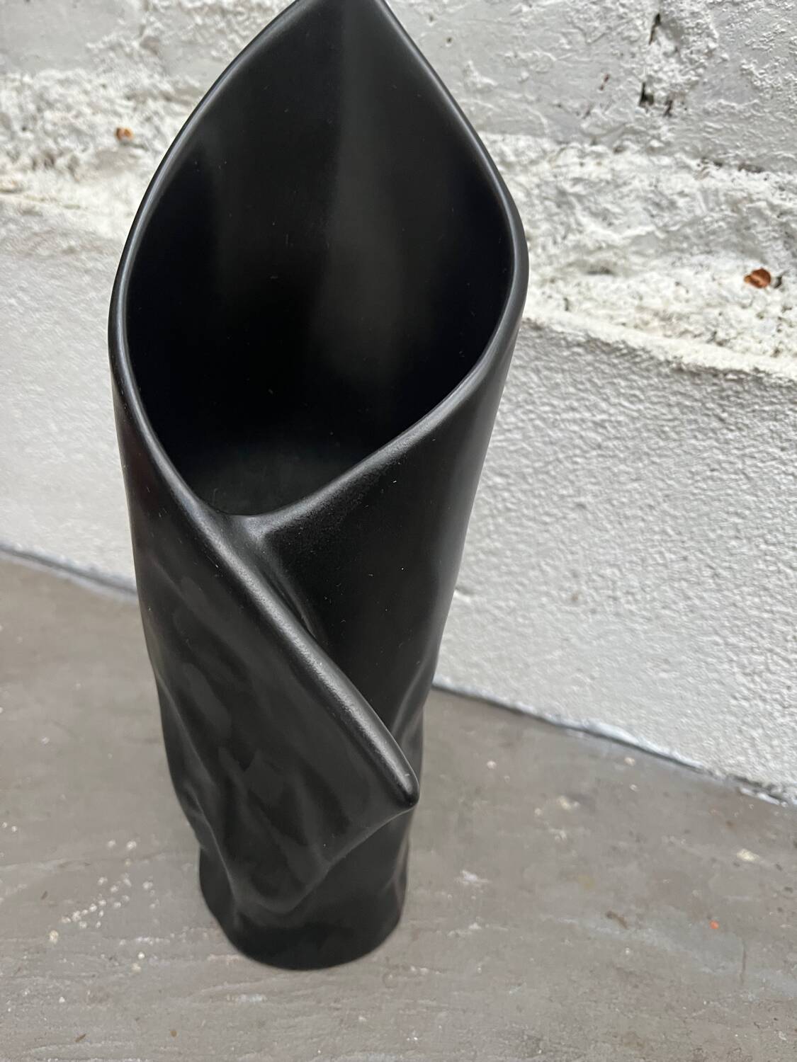 Vintage design vase signed Carol mc Nicoll, publisher stamp