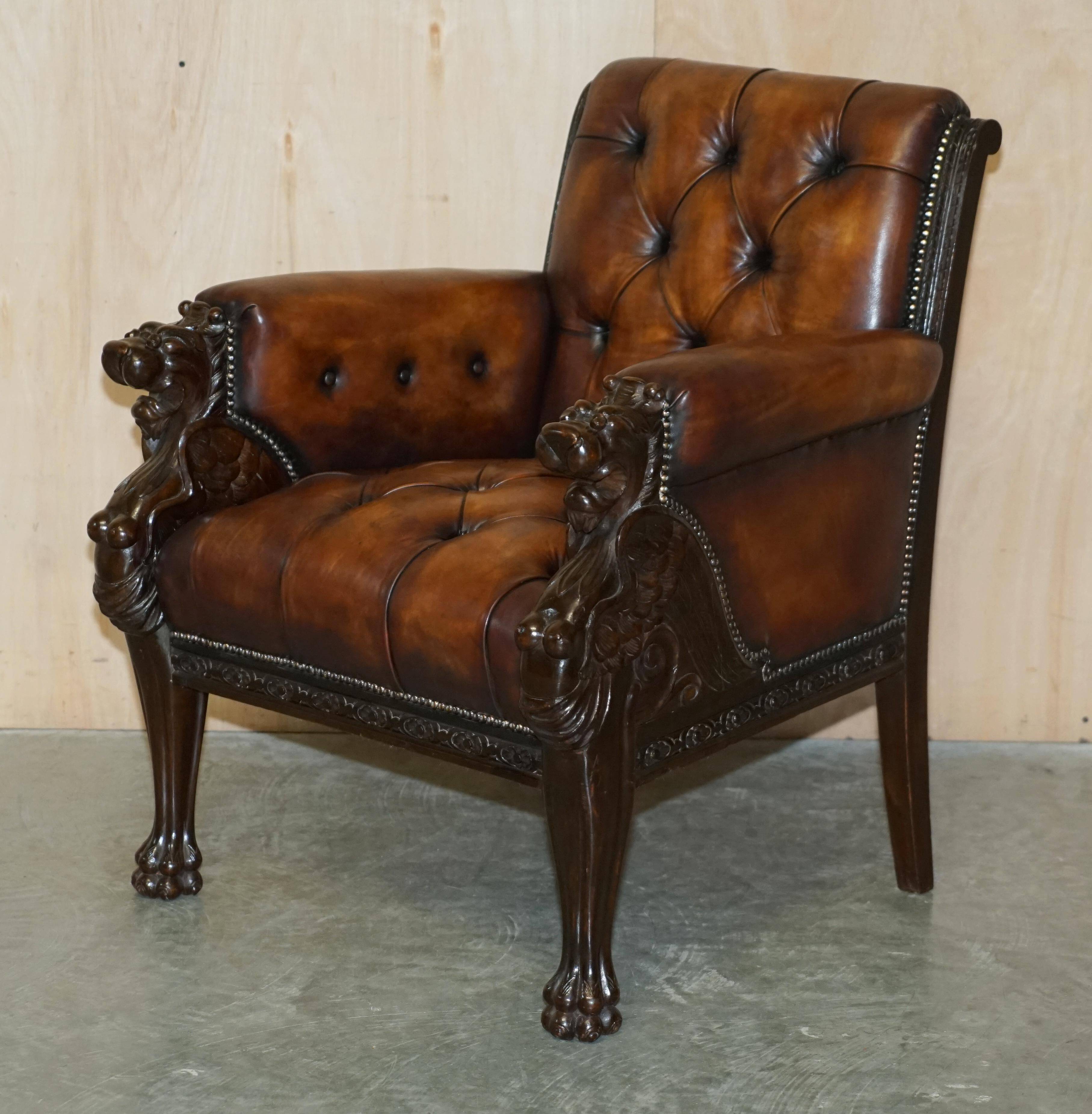 Ensemble Chesterfield cuir avec lion sculpté à la main restauré