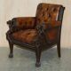 Ensemble Chesterfield cuir avec lion sculpté à la main restauré