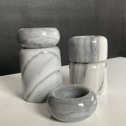 Série de 5 bougeoirs gigognes en marbre blanc