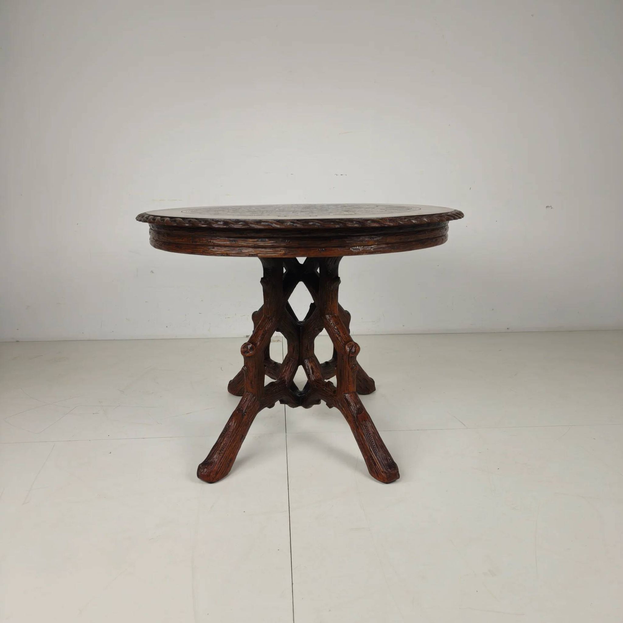 Table à manger de style Forêt-Noire par Horrix – vers 1880