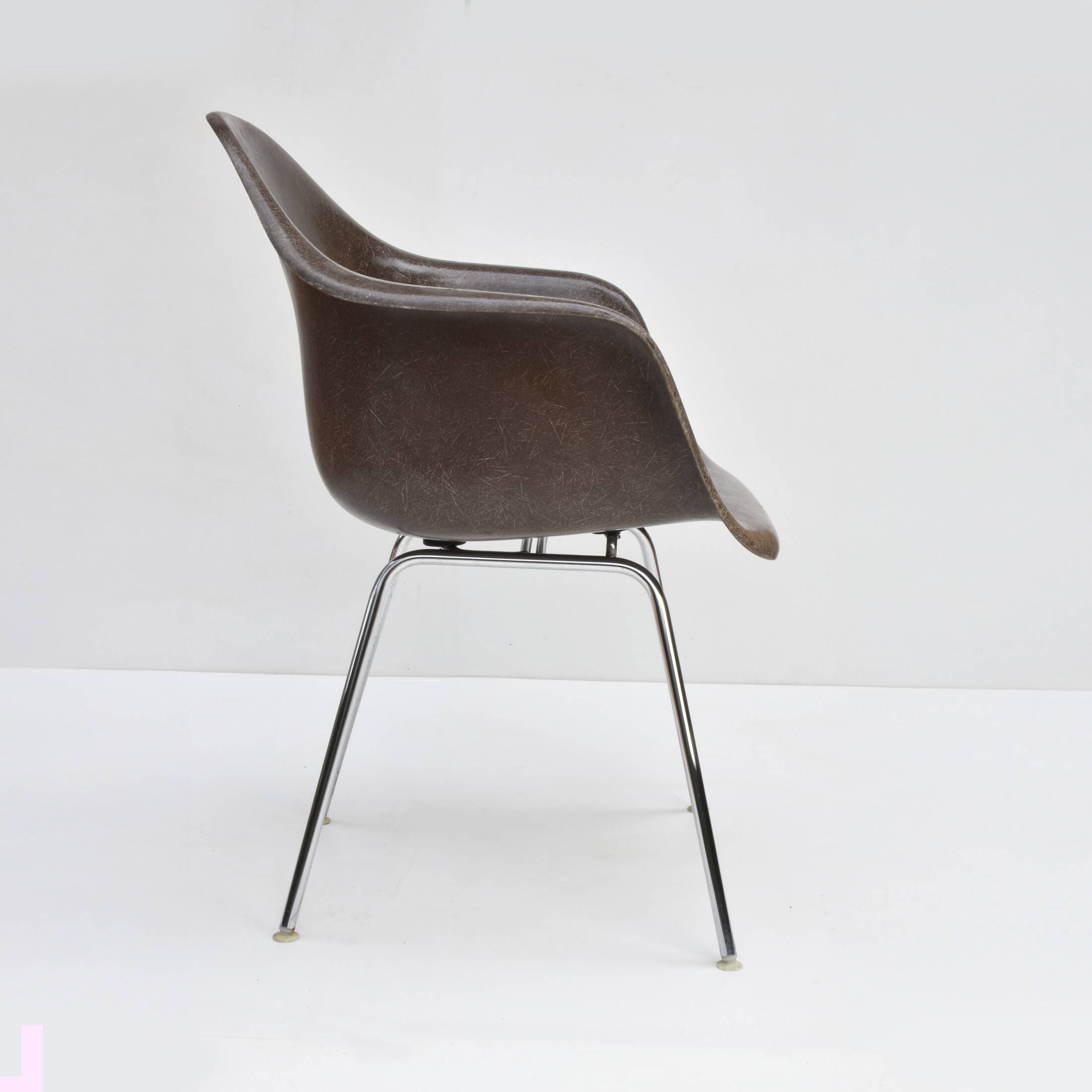 Fauteuil Eames DAX fibre de verre édition Vitra des années 60/70