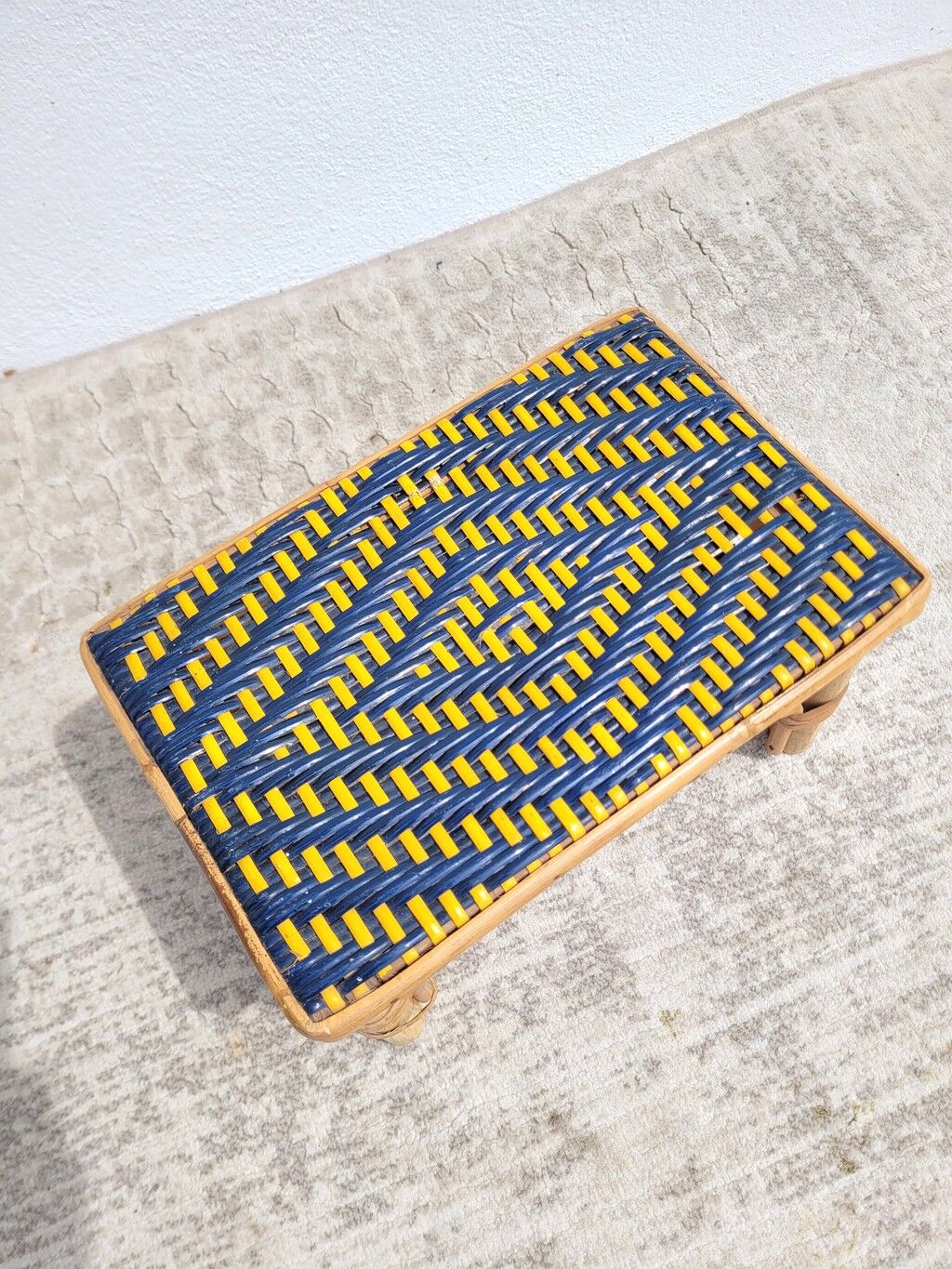 Petite tablette d’appoint en rotin jaune et bleu marine