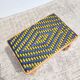 Petite tablette d’appoint en rotin jaune et bleu marine