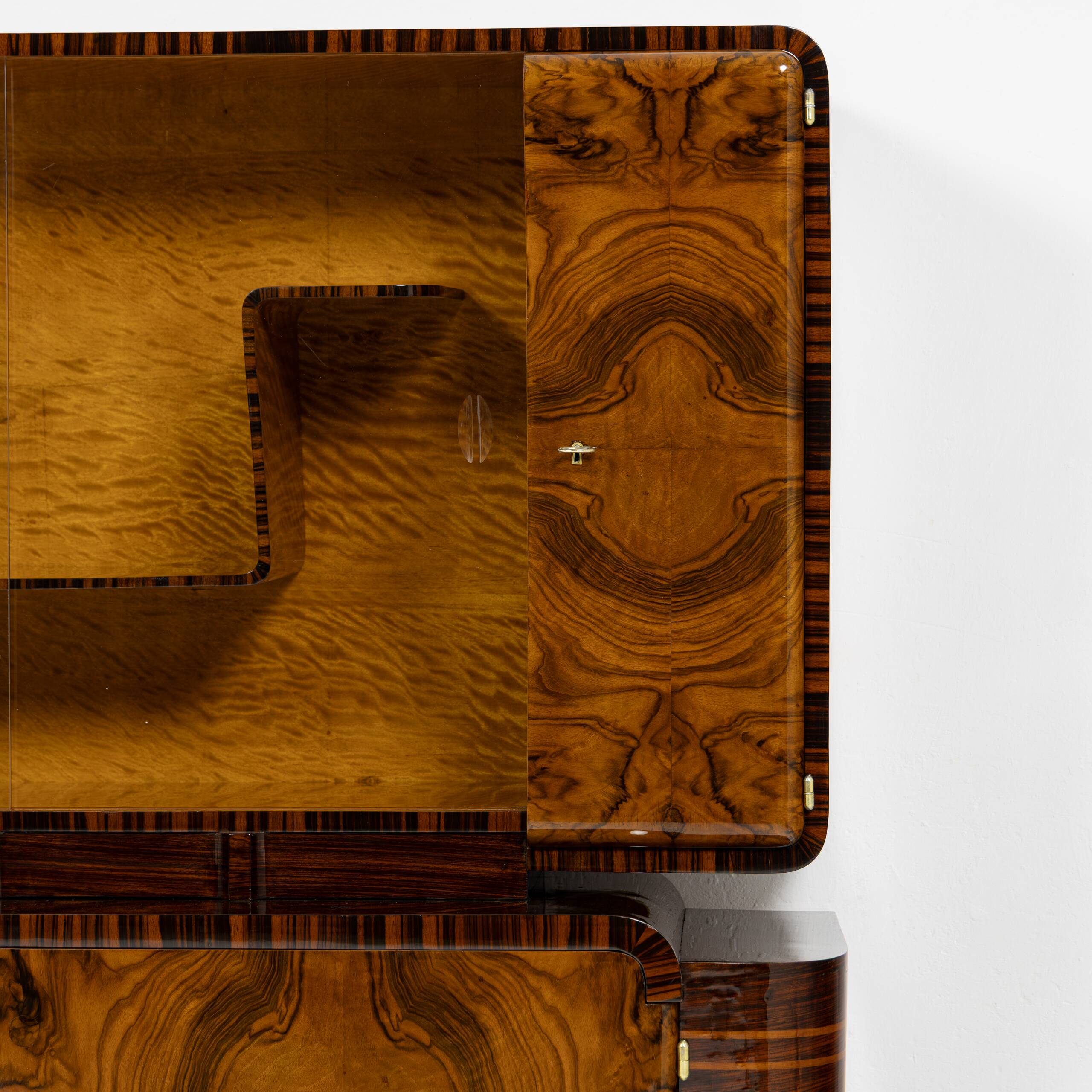 Buffet vitré asymétrique Art Déco en noyer et palissandre - 1925-1939