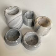 Série de 5 bougeoirs gigognes en marbre blanc