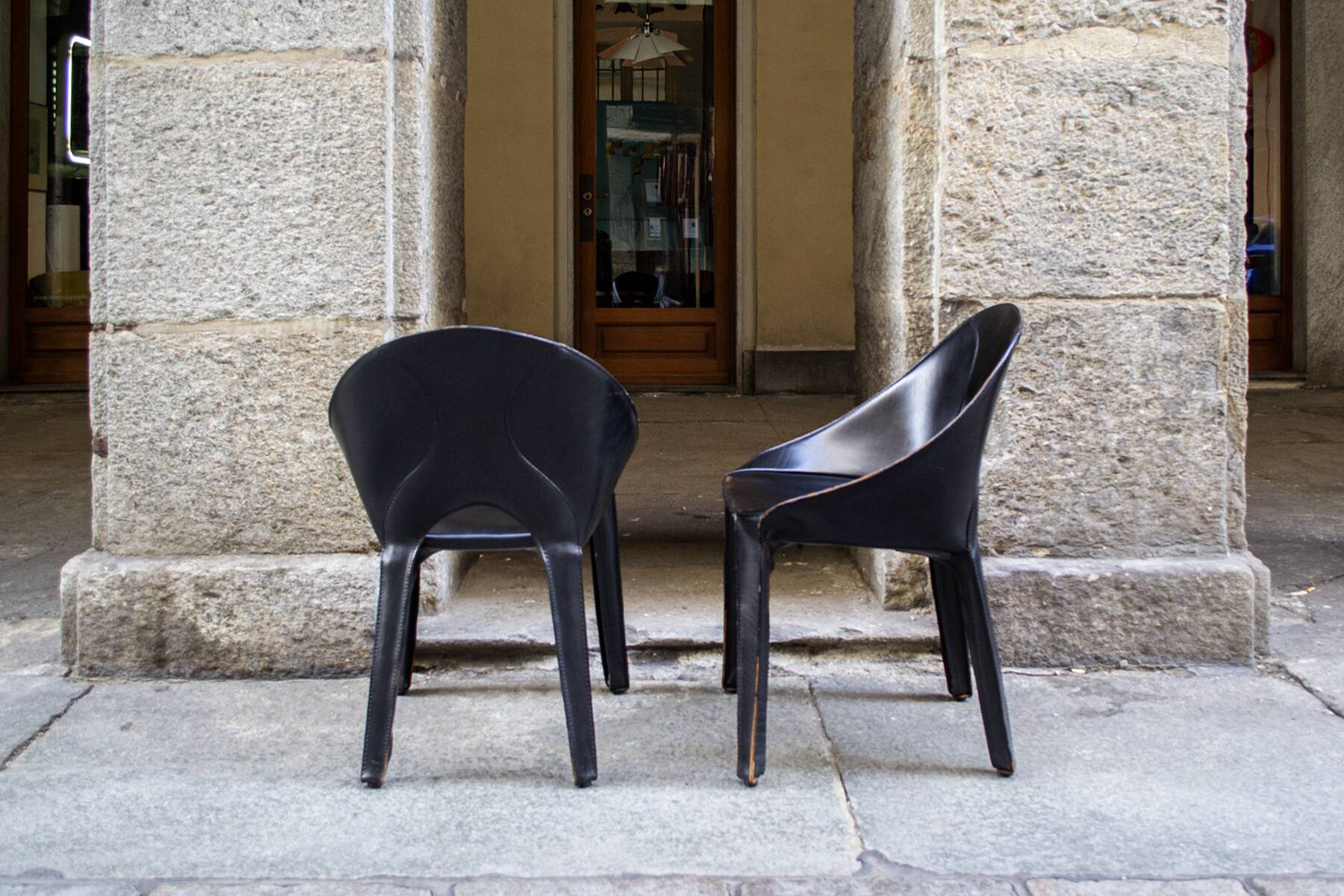 Sedie Lira e Liuto in pelle nera di Mario Bellini per Cassina 1989